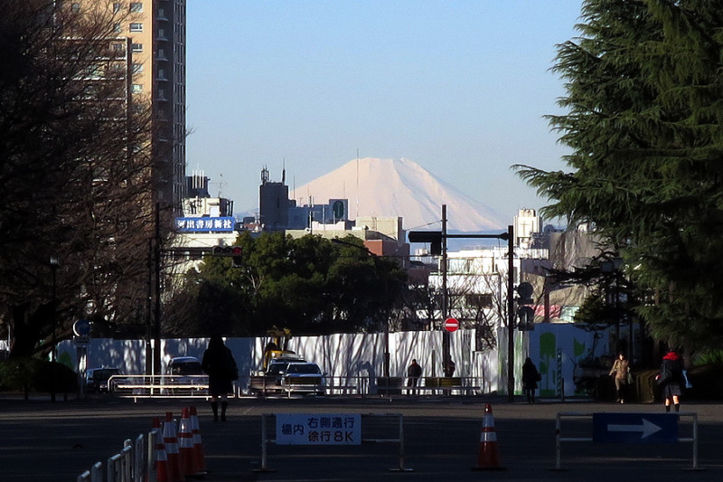 010_3 国立競技場の解体で出現した富士山（2016_0217_080125）