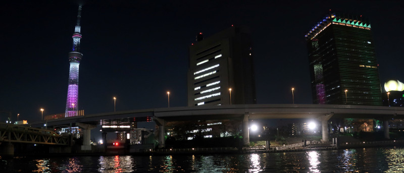 092_1 アサヒビールタワーに映る東京スカイツリー（2017_0404_190411_stitch）